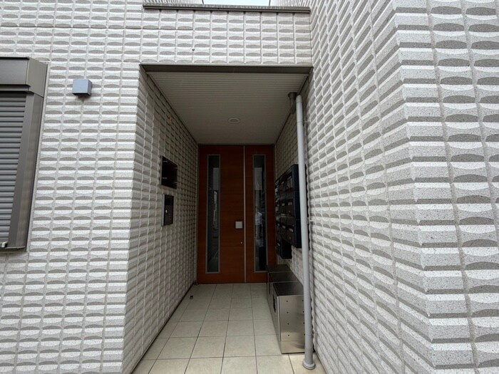 物件外観写真2　(エントランス部分)