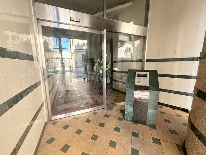 物件外観写真2　(エントランス部分)