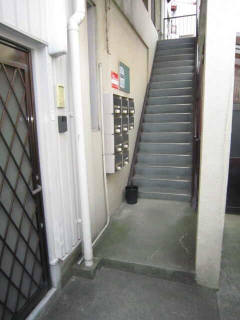 物件外観写真2　(エントランス部分)