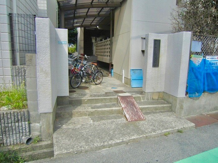 物件外観写真5　(エントランス部分)