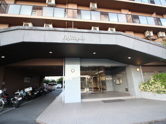 物件外観写真6　(エントランス部分)