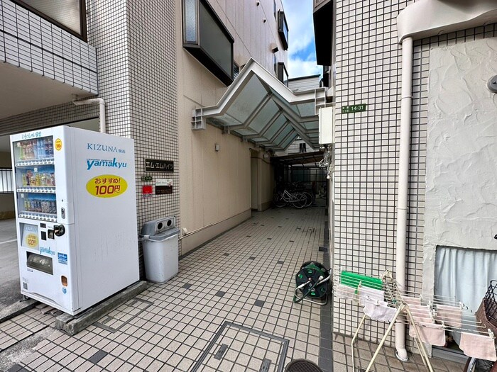 物件外観写真3　(エントランス部分)