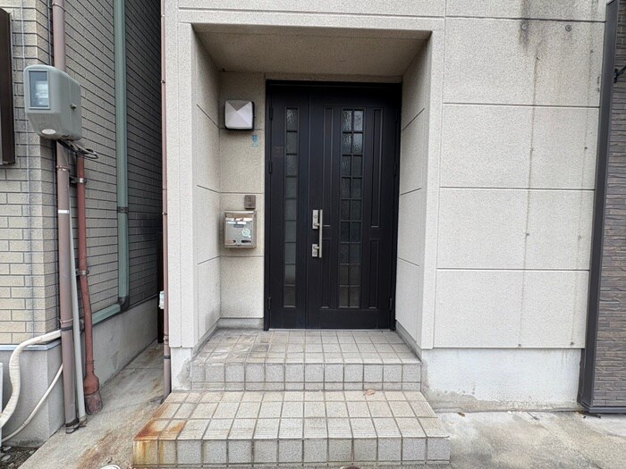 物件外観写真3　(エントランス部分)