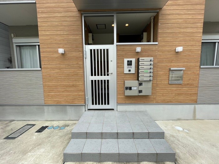 物件外観写真4　(エントランス部分)