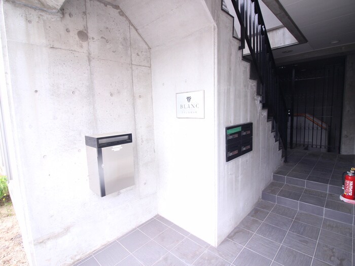 物件外観写真4　(エントランス部分)