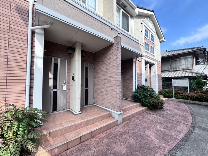 物件外観写真2　(エントランス部分)