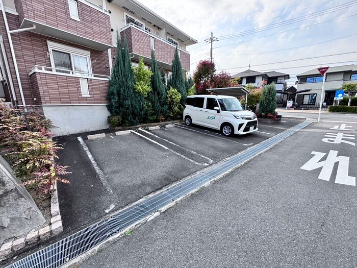 物件外観写真3　(駐車場)