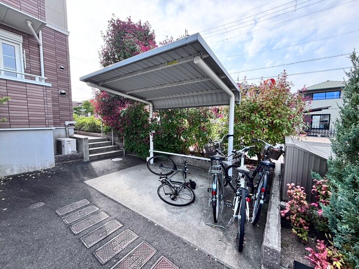 物件外観写真4　(駐輪場)
