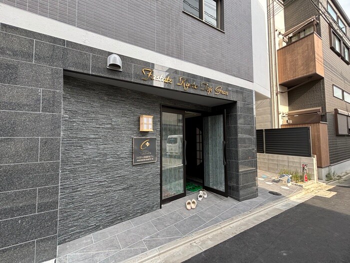 物件外観写真3　(エントランス部分)