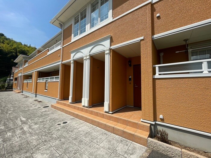 物件外観写真3　(エントランス部分)