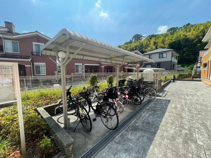 物件外観写真5　(駐輪場)