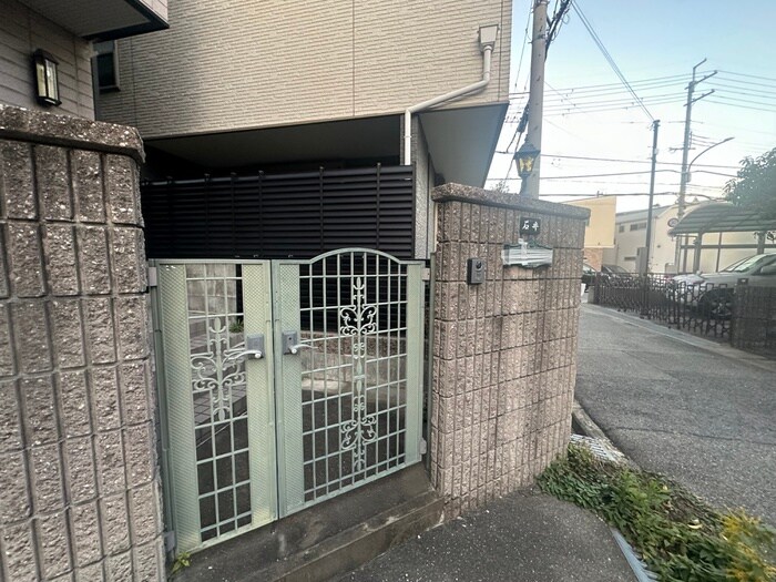 物件外観写真5　(エントランス部分)