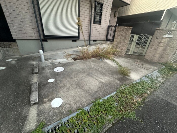 物件外観写真6　(駐車場)