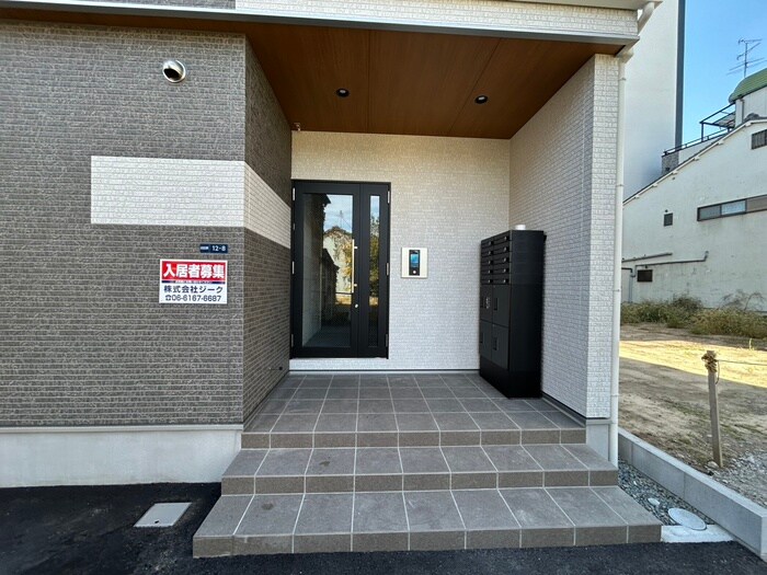 物件外観写真2　(エントランス部分)