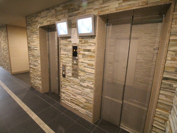 物件外観写真5　(エントランス部分)