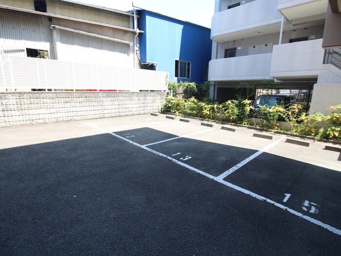 物件外観写真3　(駐車場)