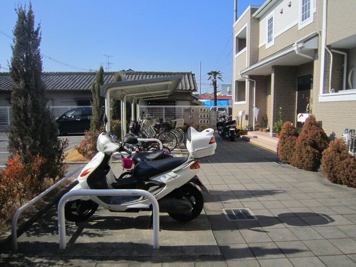 物件外観写真3　(バイク置き場)