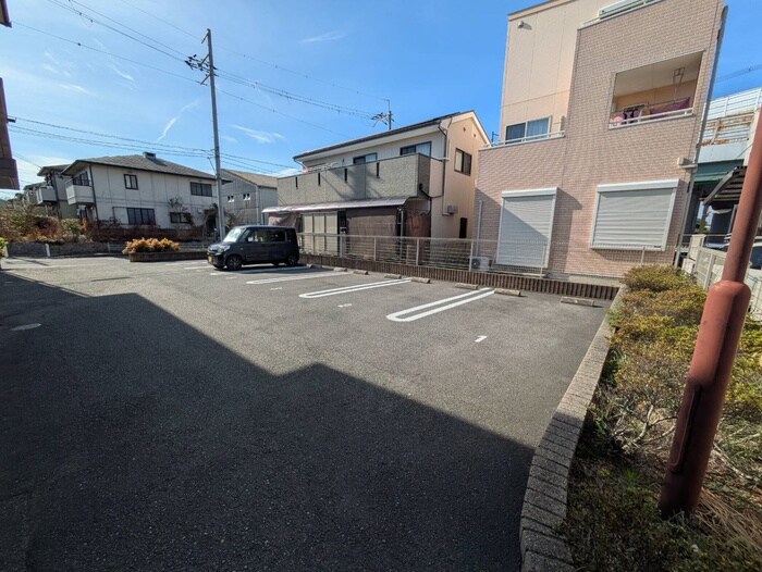 物件外観写真5　(駐車場)