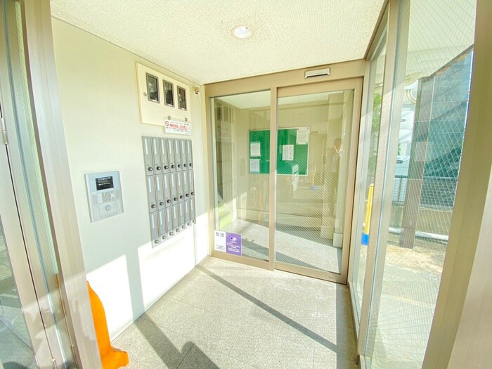 物件外観写真2　(エントランス部分)