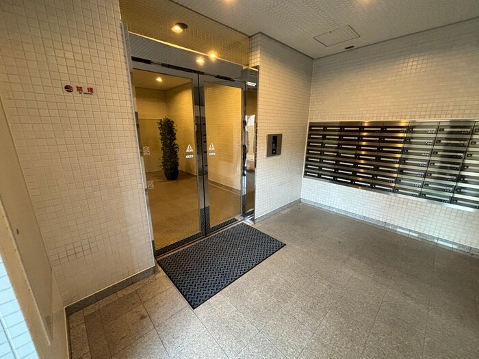 物件外観写真3　(エントランス部分)