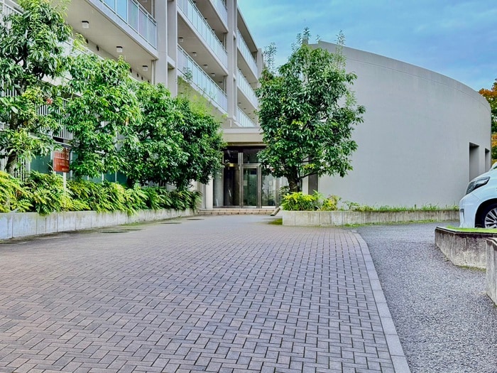 物件外観写真3　(エントランス部分)