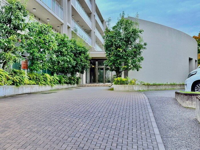 物件外観写真3　(エントランス部分)