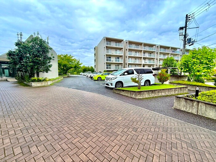 物件外観写真5　(駐車場)