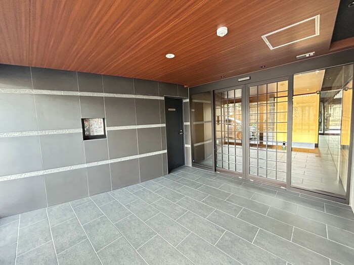 物件外観写真2　(エントランス部分)