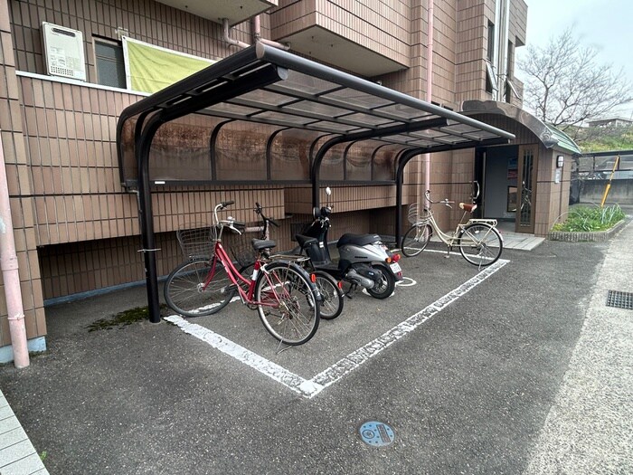 物件外観写真4　(駐輪場)