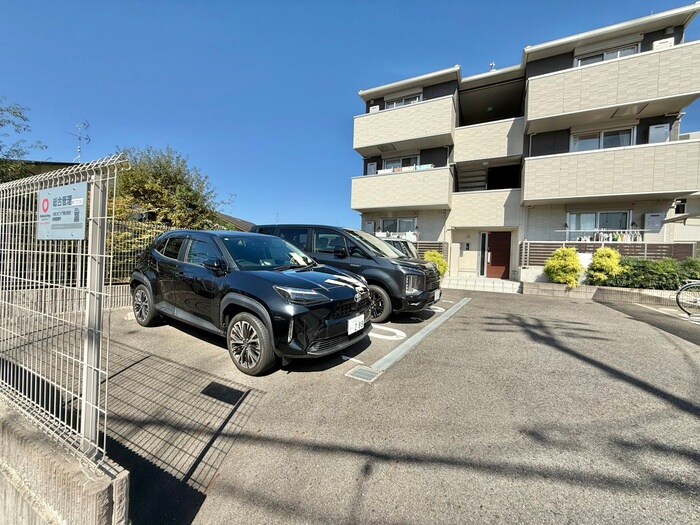 物件外観写真4　(駐車場)
