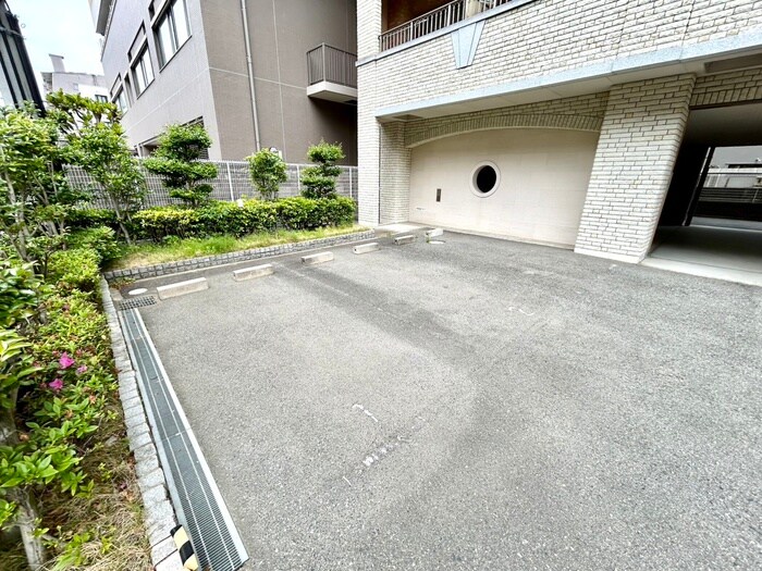 物件外観写真4　(駐車場)