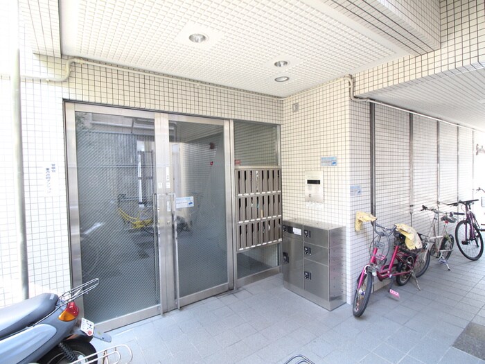 物件外観写真3　(エントランス部分)