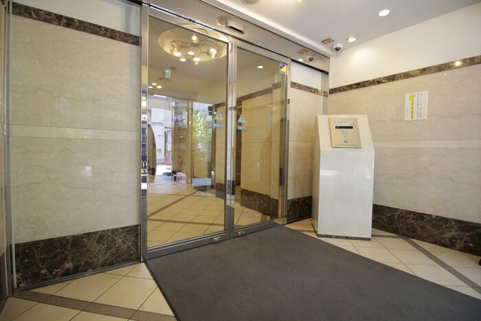 物件外観写真2　(エントランス部分)