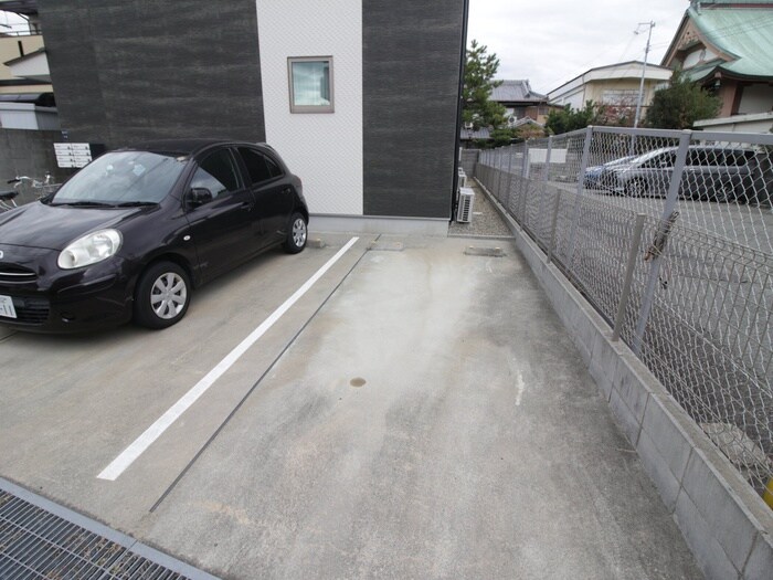 物件外観写真3　(駐車場)