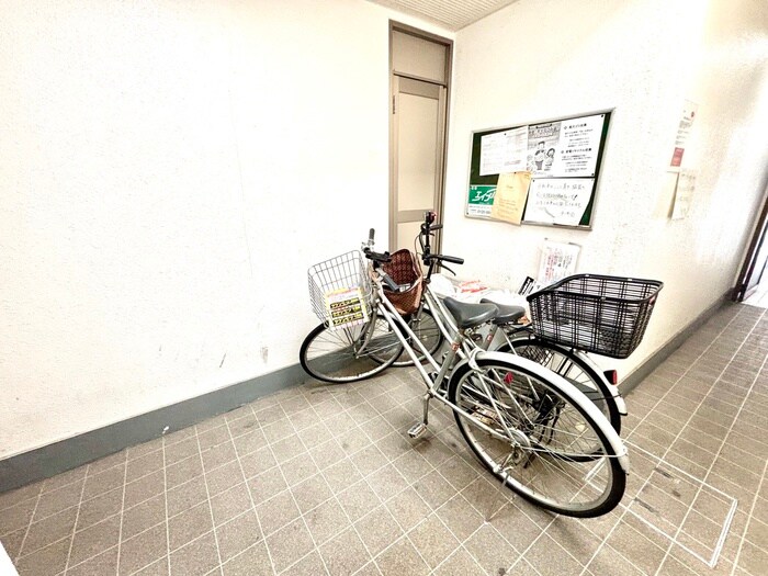 物件外観写真4　(駐輪場)