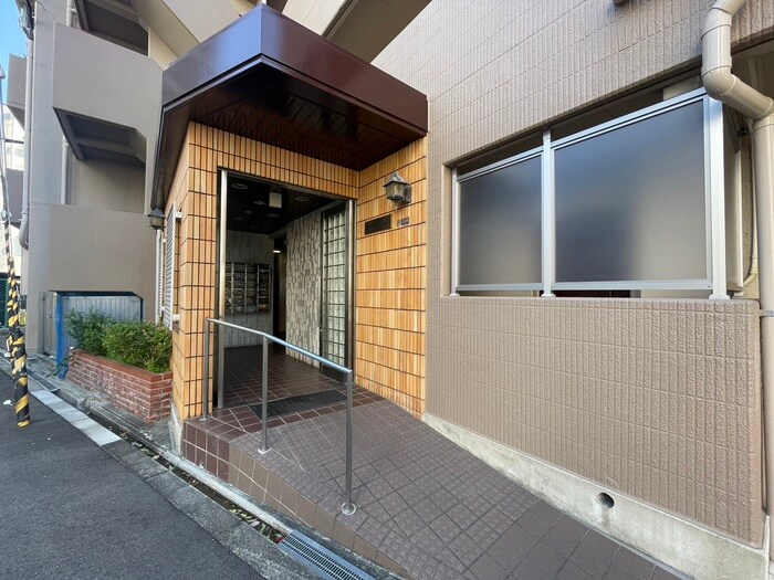 物件外観写真2　(エントランス部分)