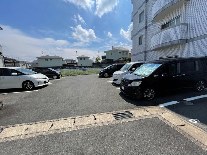 物件外観写真3　(駐車場)