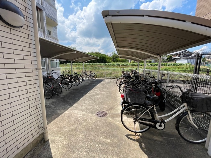 物件外観写真5　(駐輪場)