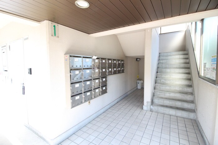 物件外観写真2　(エントランス部分)