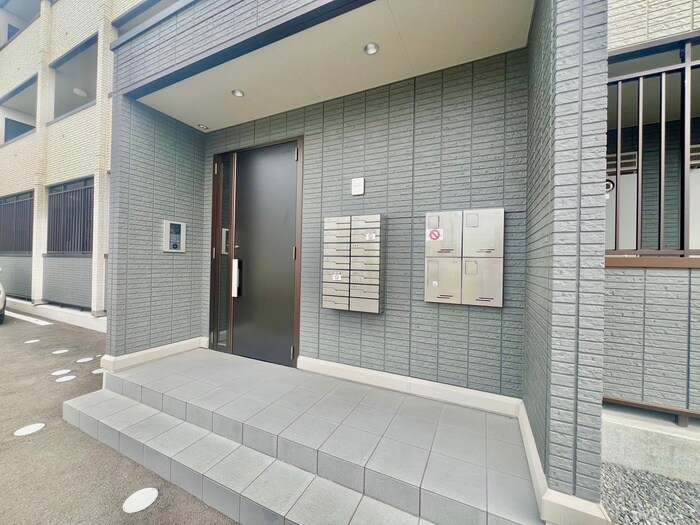 物件外観写真3　(エントランス部分)