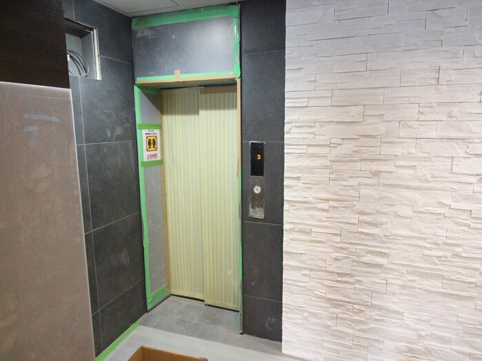 物件外観写真4　(エントランス部分)