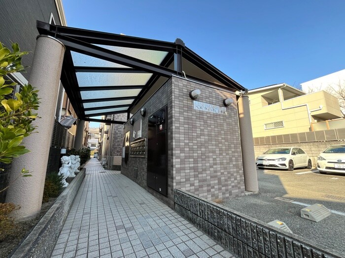 物件外観写真2　(エントランス部分)