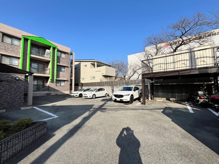 物件外観写真4　(駐車場)