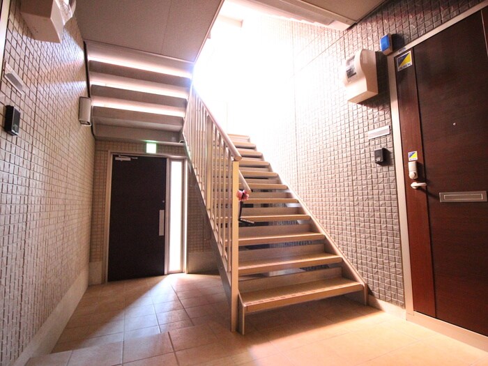 物件外観写真4　(エントランス部分)