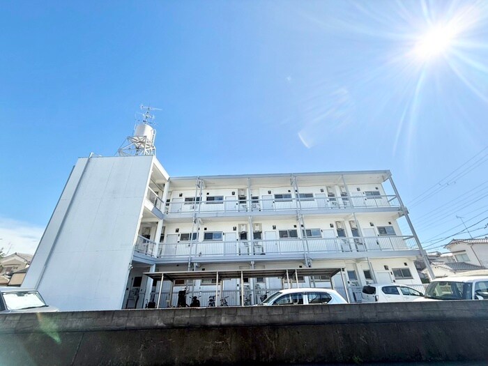 西川マンションの物件外観写真