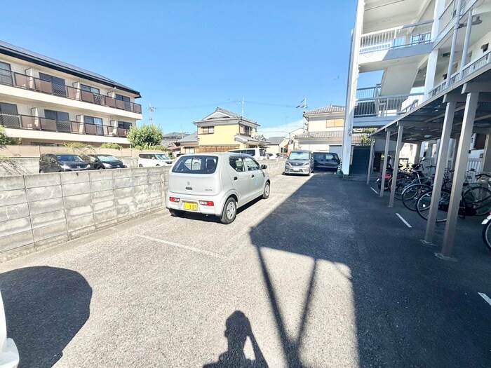 物件外観写真3　(駐車場)