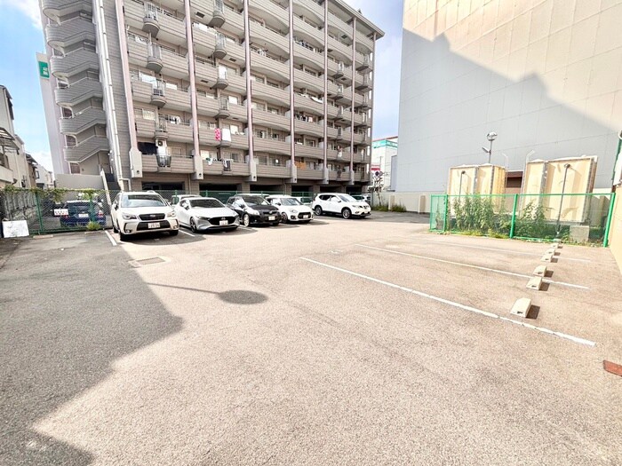 物件外観写真3　(駐車場)