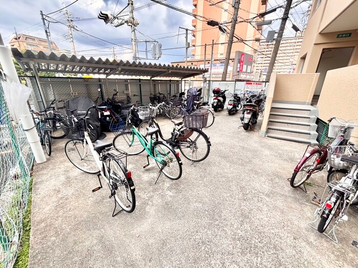 物件外観写真4　(駐輪場)