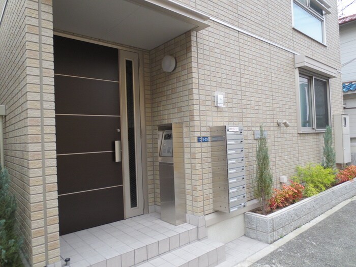 物件外観写真3　(エントランス部分)