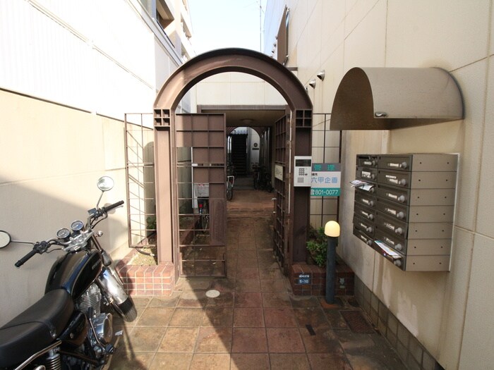 物件外観写真2　(エントランス部分)